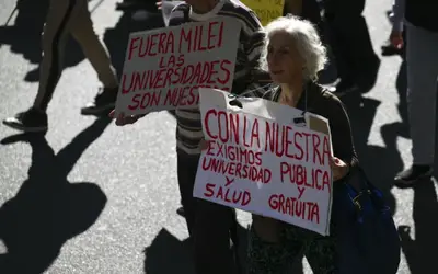 Estudantes tomam as ruas da Argentina para protestar contra ajustes nas universidades públicas